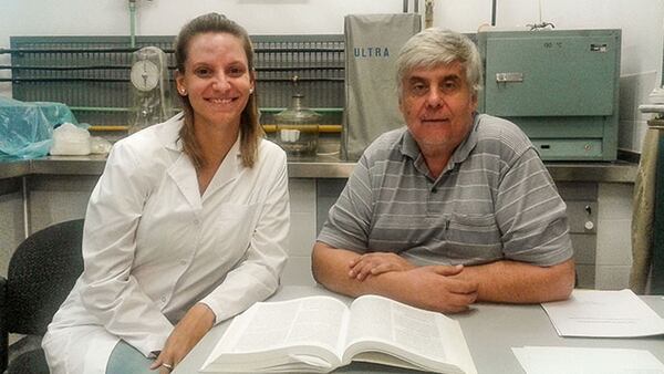 La doctora Melina Erben, Becaria Posdoctoral del CONICET, y el Magister Carlos Osella, del Instituto de Tecnología de Alimentos, que depende de la Facultad de Ingeniería Química de la Universidad Nacional del Litoral