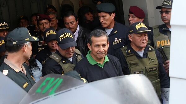 El momento en que el ex presidnete Ollanta Humala era trasladado a prisión (EFE/Ernesto Arias)