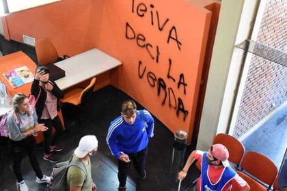 Las pintadas intimidantes para Luis Leiva, el periodista que vena siguiendo la causa por abuso sexual contra Miguel Bez (Gentileza diario Ro Negro)