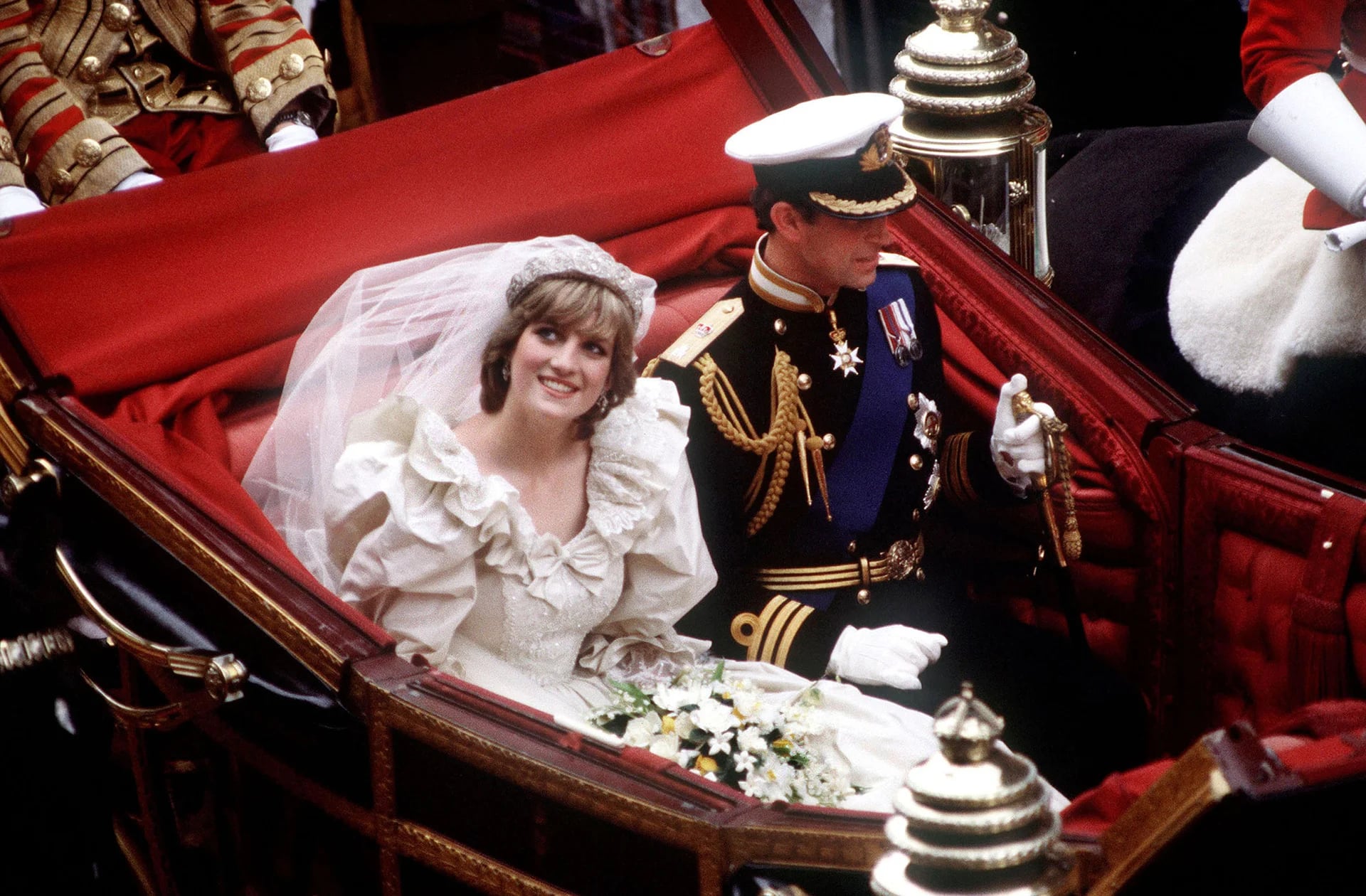 El príncipe y princesa de Gales viajan juntos en carruaje tras su boda el 29 de julio de 1981