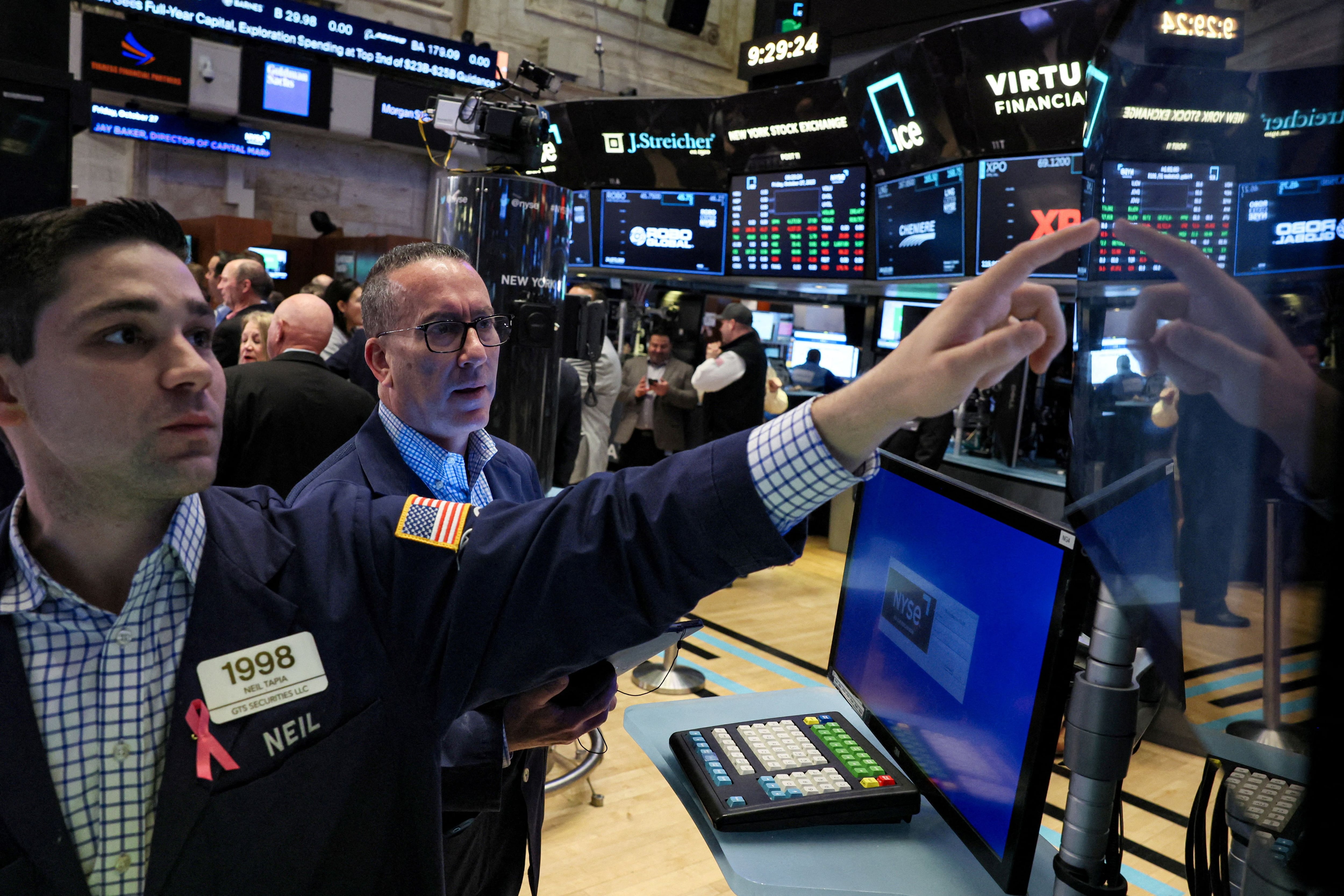 FILE PHOTO: Traders work on the floor at the New York Stock Exchange (NYSE) in New York City, U.S., October 27, 2023.  REUTERS/Brendan McDermid/File Photo