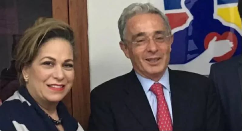 Álvaro Uribe junto con María Claudia Daza quien sería la mujer que habla con el Ñeñe sobre "pasar dineros por debajo de la mesa" para comprar votos a favor de Duque. 