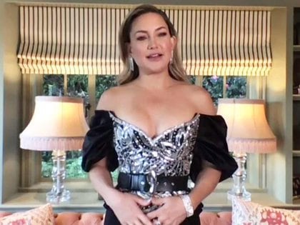 Kate Hudson, al momento de presenciar la gala se cambió de vestuario y eligió a Louis Vuitton con una imponente pieza de corsetería íntegramente bordada de escote corazón, off shoulders y mangas abullonadas. Como accesorios, no dudó en optar por un brazalete XXL y aros colgante de brillantes 