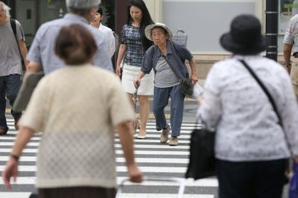 Peatones cruzan una calle en el barrio de Kita en Tokio, Japón, el martes 16 de junio de 2015 (Bloomberg)