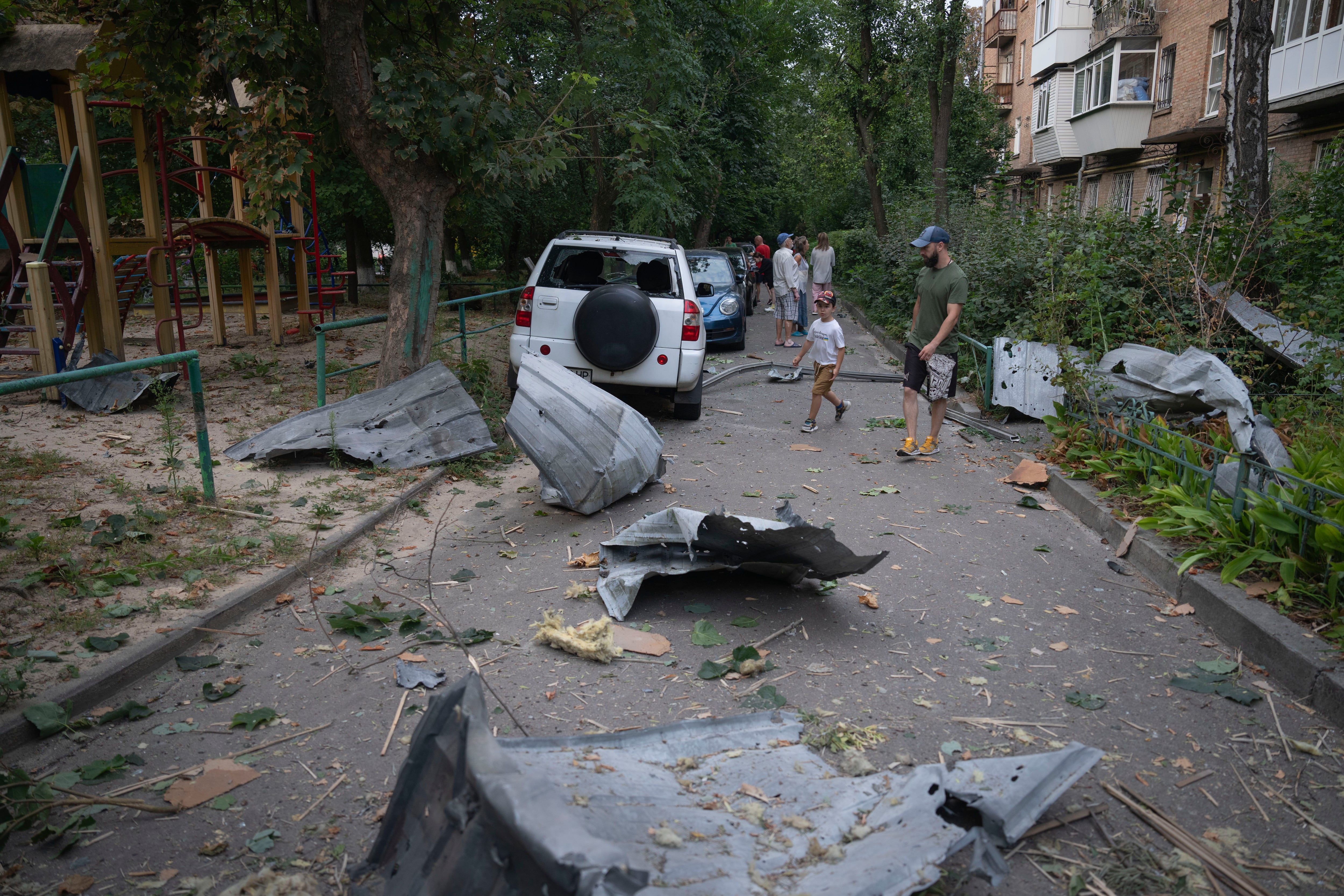 Residentes pasan junto a escombros caídos en Kiev  (AP Foto/Efrem Lukatsky)