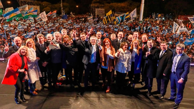Alberto Fernández y Cristina Kirchner junto a los gobernadores del PJ