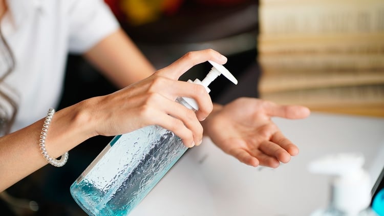 El desinfectante es recomendable cuando no accedemos al agua y jabón (Shutterstock)