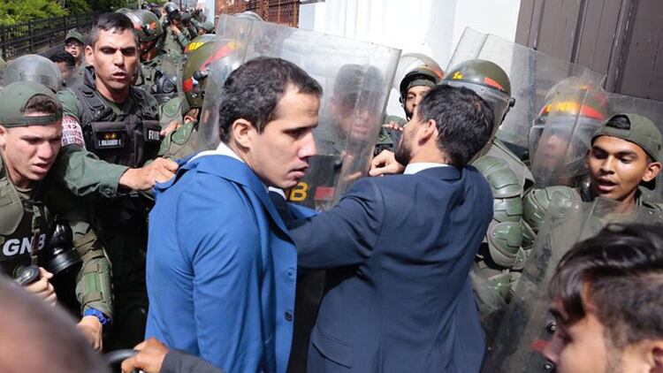 Juan Guaidó sufrió una violenta resistencia de las fuerzas chavistas para impedirle la entrada a la Asamblea Nacional