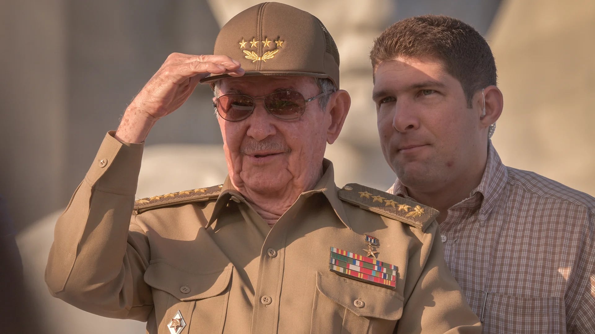 El presidente cubano Raul Castro junto a su nieto y custodio Raul Rodríguez Castro durante un acto en La Habana el pasado 1 de mayo