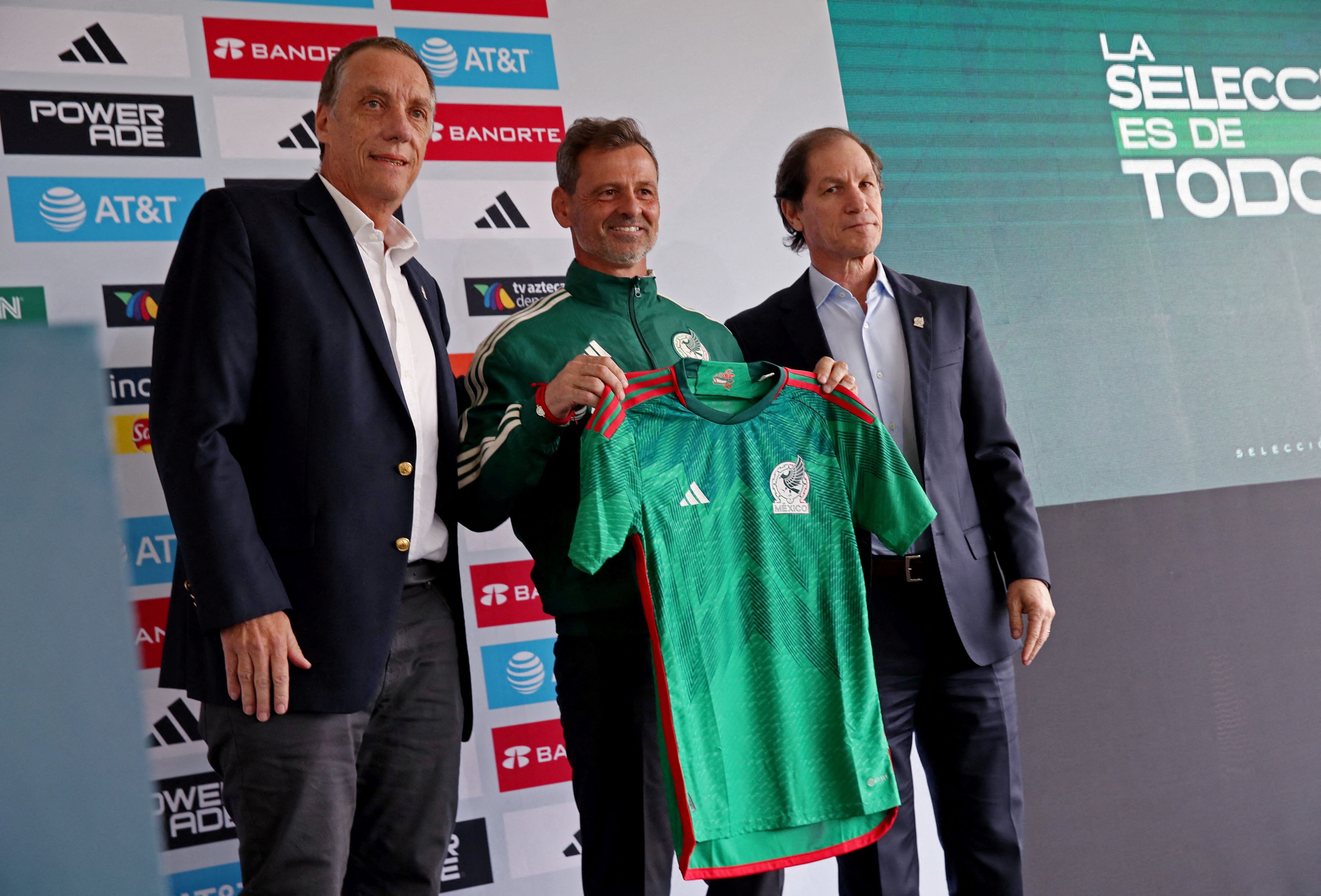 FILE PHOTO: Soccer Football - Diego Cocca being presented as Mexico coach - Centro de Alto Rendimiento, Mexico City, Mexico - February 10, 2023 Diego Cocca poses with Mexico jersey during press conference with Sports director Jaime Ordiales and Rodrigo Ares de Parga director of national teams REUTERS/Henry Romero/File Photo