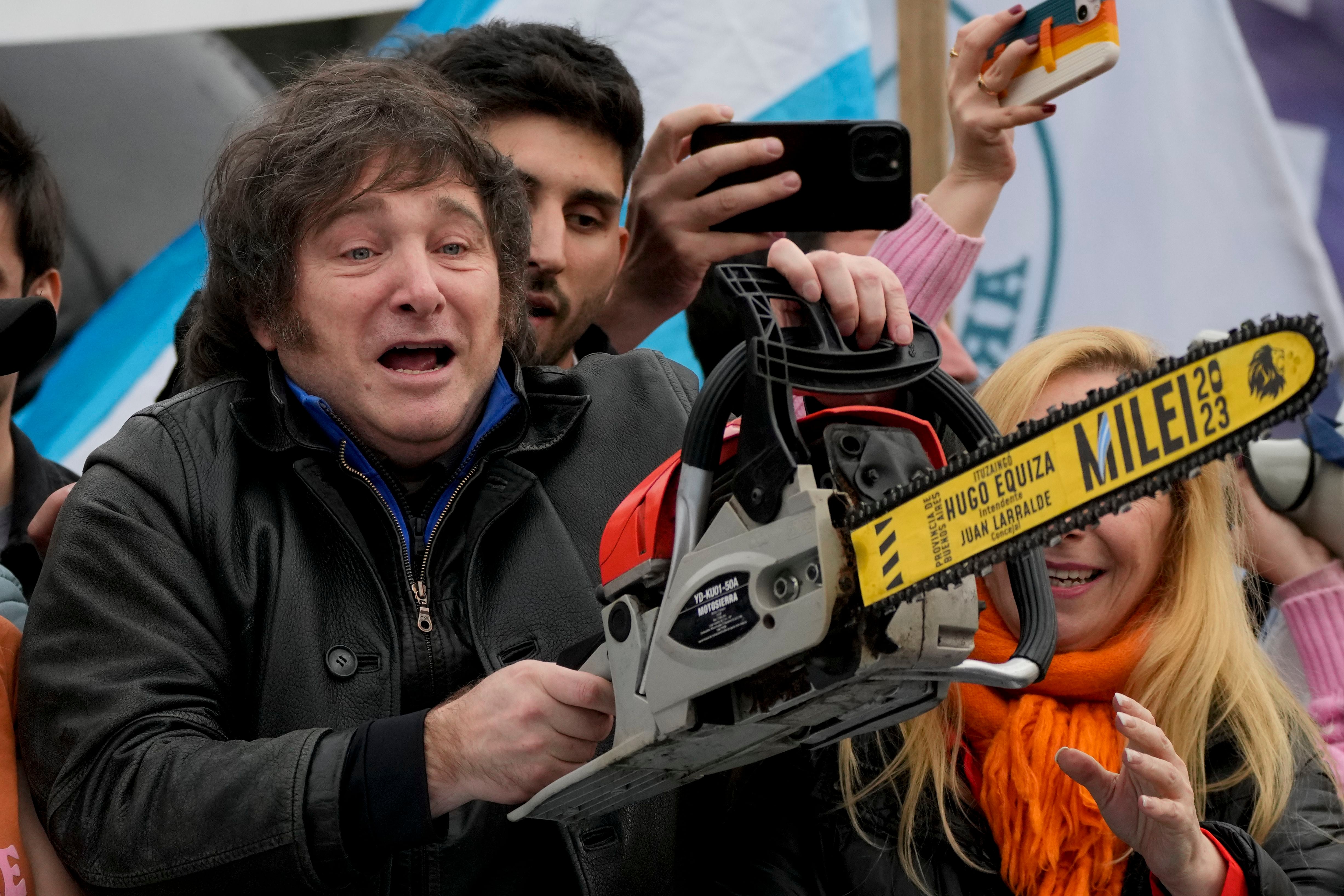 Javier Milei hizo campaña en La Plata con una motosierra (Foto: AP/Natacha Pisarenko)