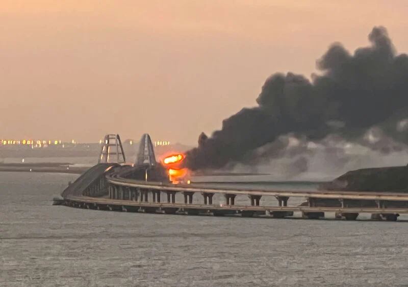  Un incendio en el puente de Kerch al amanecer, en el estrecho de Kerch, Crimea. 8 de octubre de 2022. REUTERS/Stringer