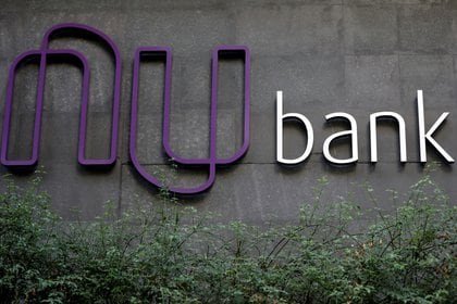 FOTO DE ARCHIVO: El logo de Nubank, una start-up fintech brasileña, se muestra en la sede del banco en Sao Paulo, Brasil, el 19 de junio de 2018. REUTERS / Paulo Whitaker / Foto de archivo