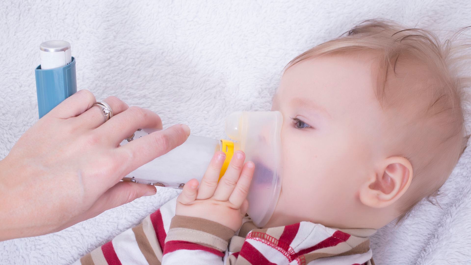 Los niños que quedan expuestos al humo de segunda y tercera mano tienen más riesgo de sufrir asma, infecciones de oído, neumonía, entre otros problemas de salud/Archivo  