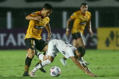 Santos perdió en su primera presentación en Copa Libertadores a manos de Barcelona de Ecuador (REUTERS/Guilherme Dionizio)