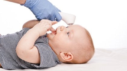 El VSR es uno de los principales causantes de la bronquiolitis, una infección en el tracto respiratorio inferior que afecta principalmente a lactantes y niños pequeños (Shutterstock)