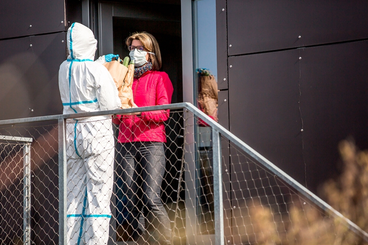 Sentirse responsable por otras personas también puede ayudarnos a enfrentar cualquier desafío que la vida nos presente (Shutterstock)