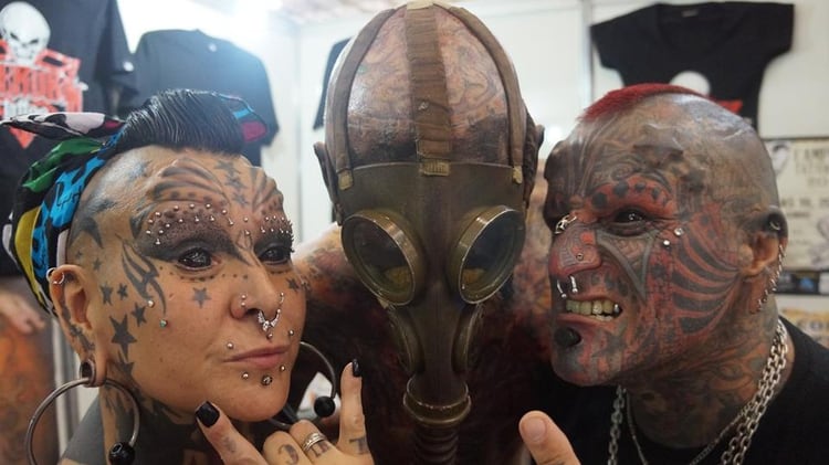 VÃ­ctor y Gabriela Peralta, la pareja con mÃ¡s tatuajes del mundo.