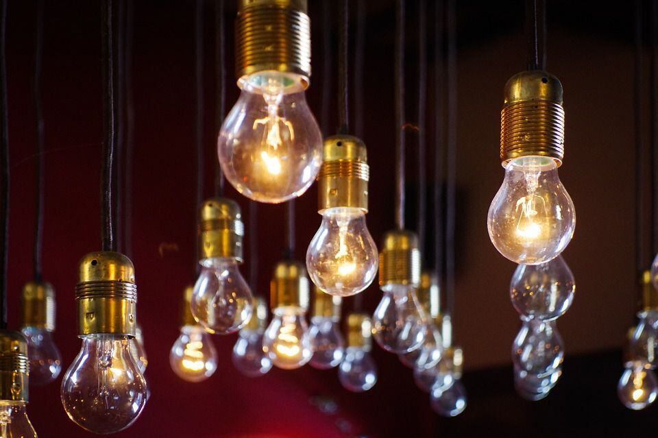 Si quieres ahorrar luz lo más recomendable es utilizar focos LED en lugar de los convencionales. (Pixabay)