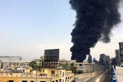 Una columna de humo sale desde el puerto este jueves en Beirut (REUTERS/Alaa Kanaan)