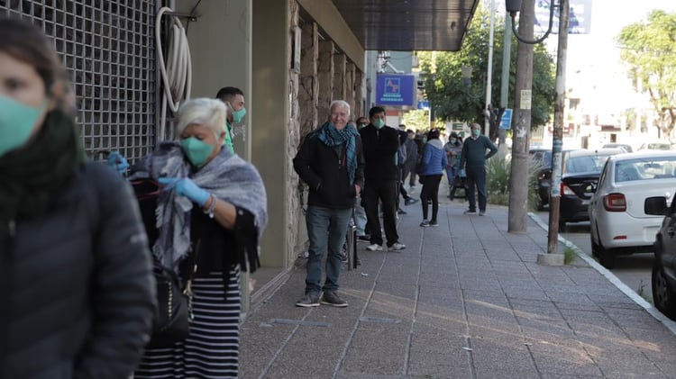 Jubilados haciendo cola desde las primeras horas del día para entrar al banco (Lihueel Althabe)