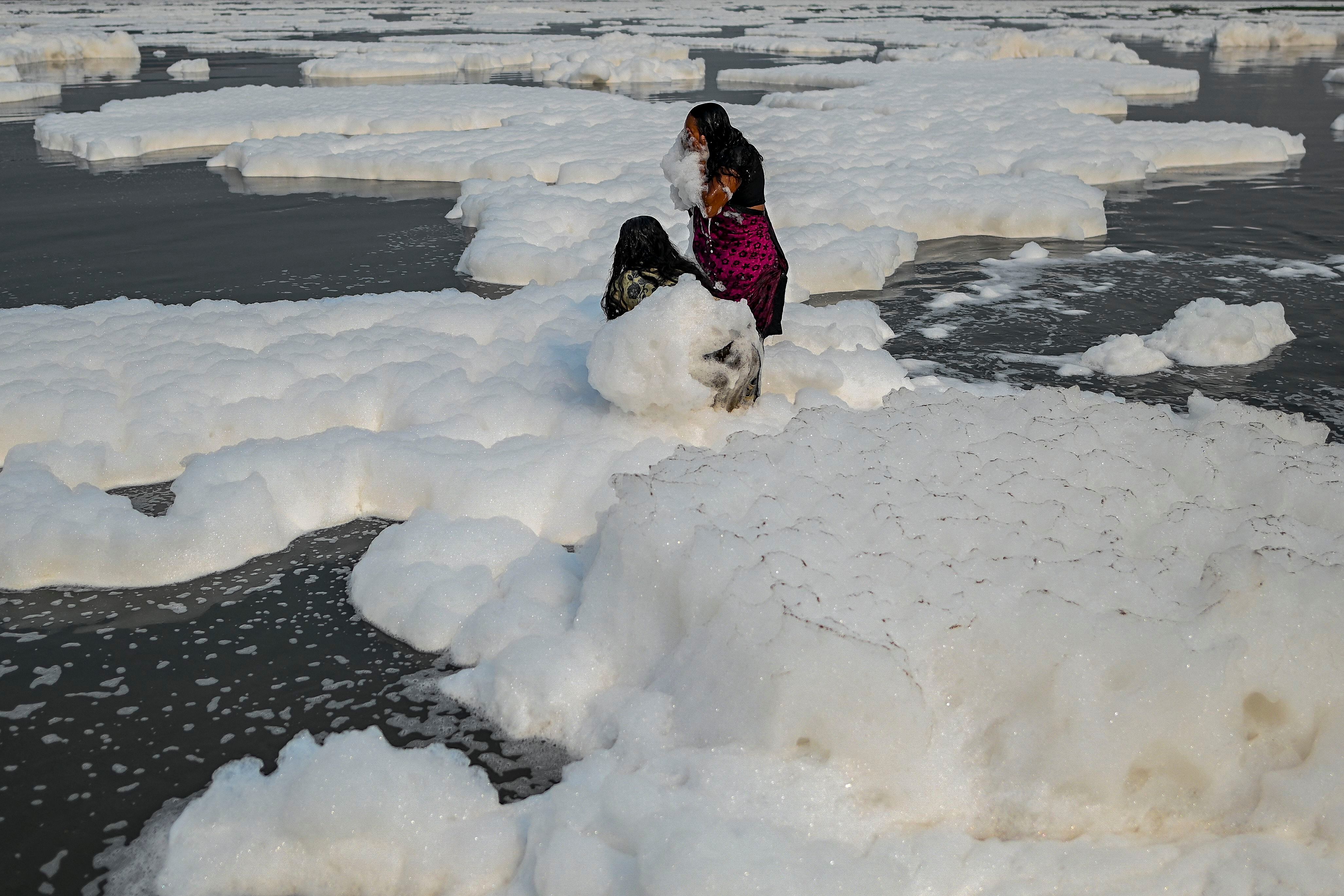 Los funcionarios indios se han comprometido durante mucho tiempo a limpiar el Yamuna, pero sin éxito, y la aparición de espuma tóxica se ha convertido en una ocurrencia anual. (Sajjad HUSSAIN / AFP)