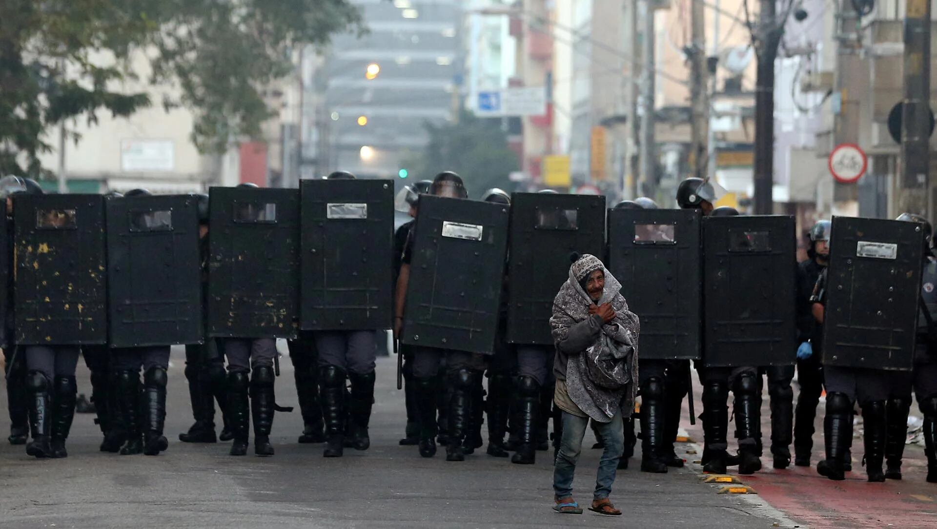 Un manifestante se ubica frente a la policía antidisturbios en San Pablo en las protestas contra el presidente Michel Temer (Reuters)