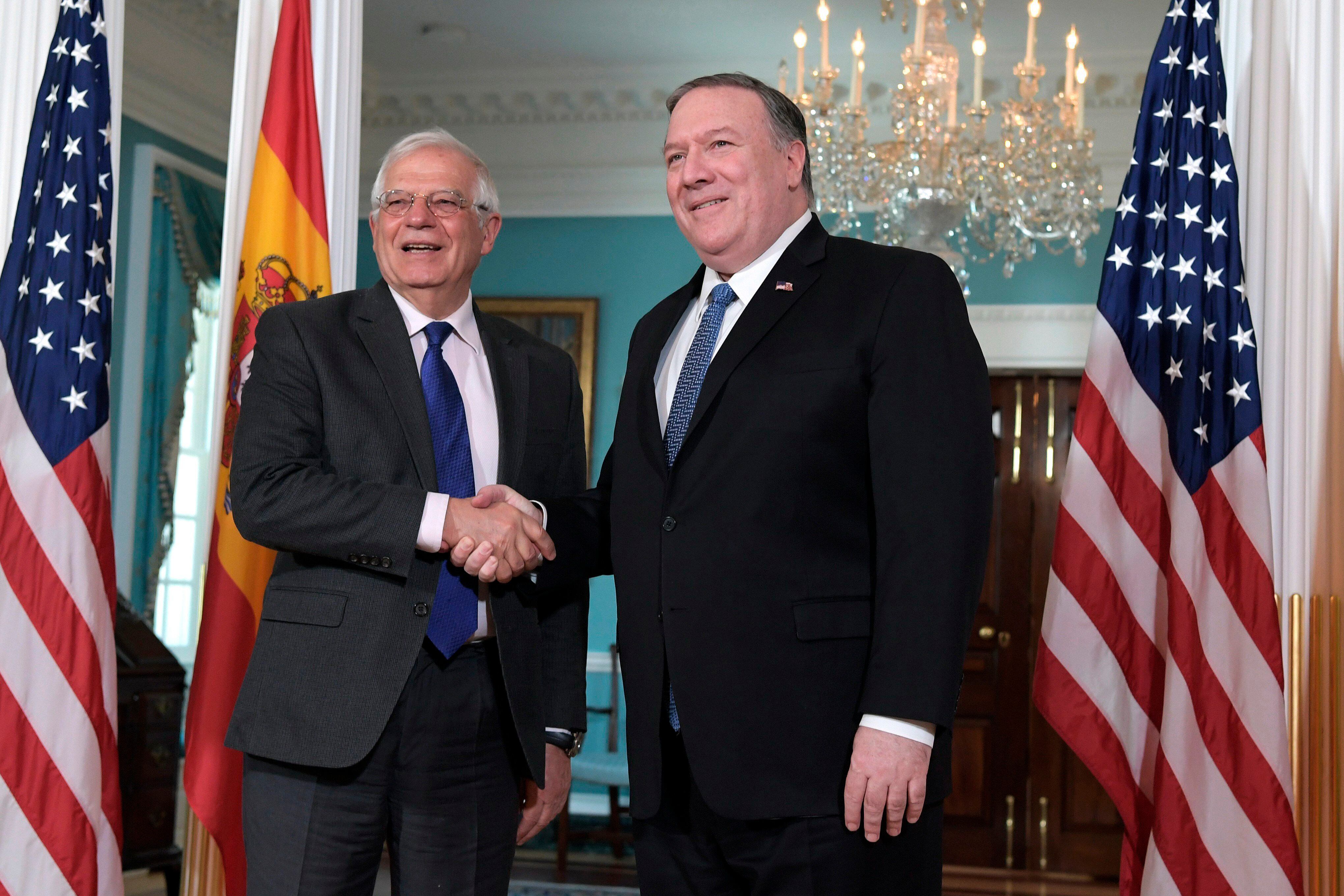 El ministro español de Exteriores, Josep Borrell (izq), y el secretario de Estado de EE.UU., Mike Pompeo (dcha), posaban para una fotografía tras reunirse en Washington, DC (EE.UU.), en abril de 2019. EFE/Lenin Nolly/Archivo 