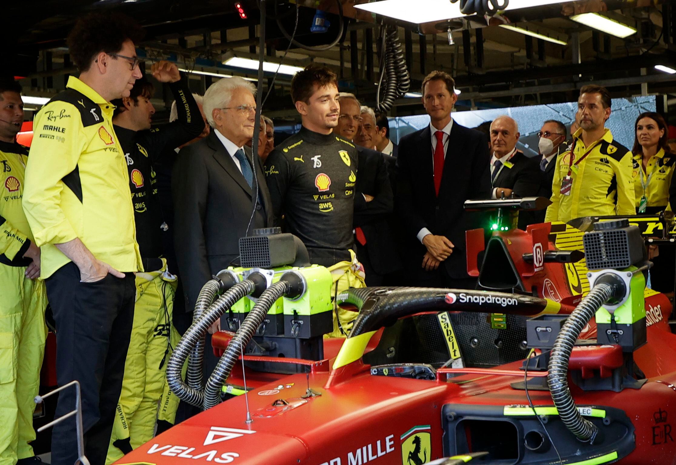 El año pasado en Monza, con motivo de la celebración de los 75 años de la Scuderia, se reunieron Charles Leclerc, John Elkann y el presidente de Italia, Sergio Mattarella (REUTERS/Ciro De Luca)