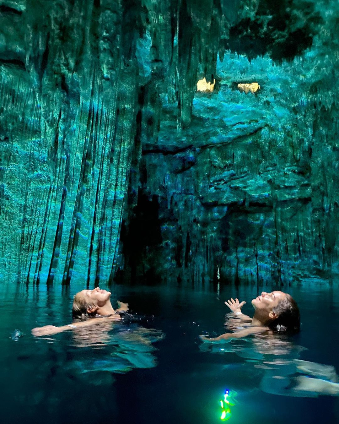 Camila Sodi in cenote