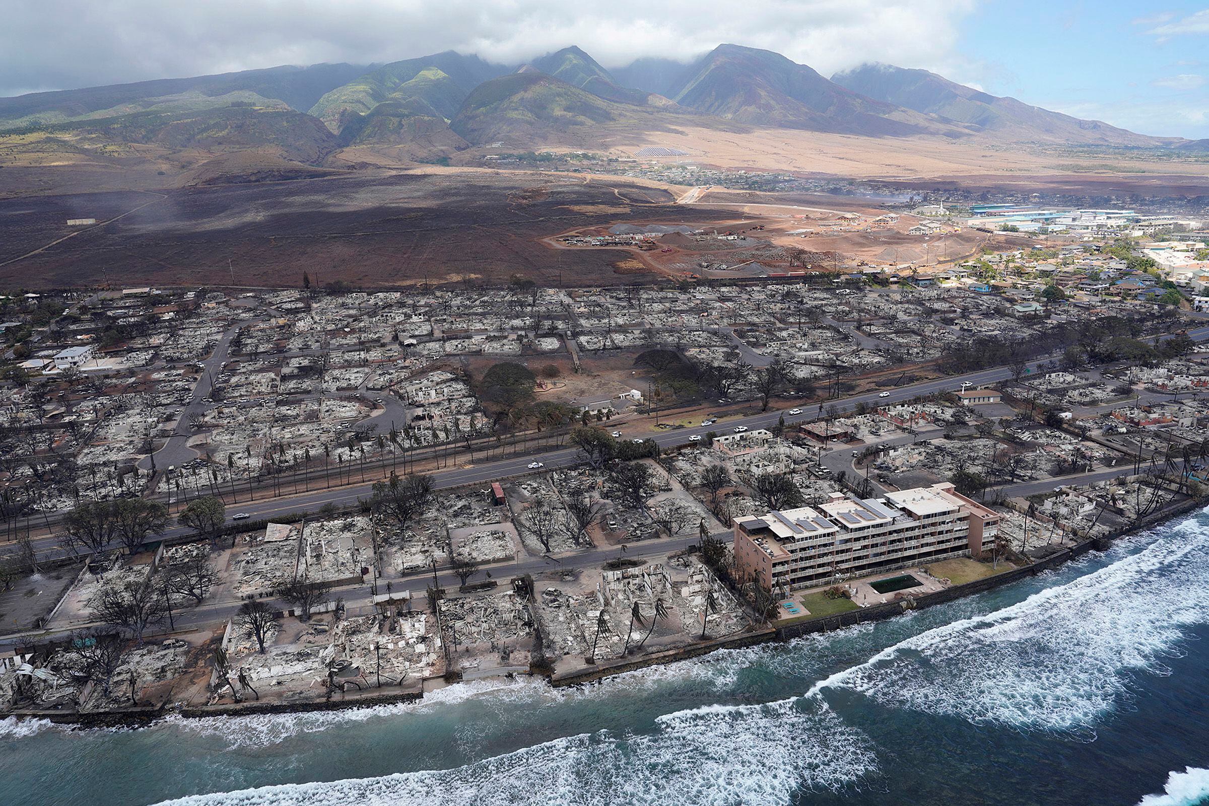 Vista aérea de la destrucción de la ciudad de Lahania, en Maui. Kevin Fujii/Civil Beat/ZUMA Press Wire/Europa Press/Contacto
