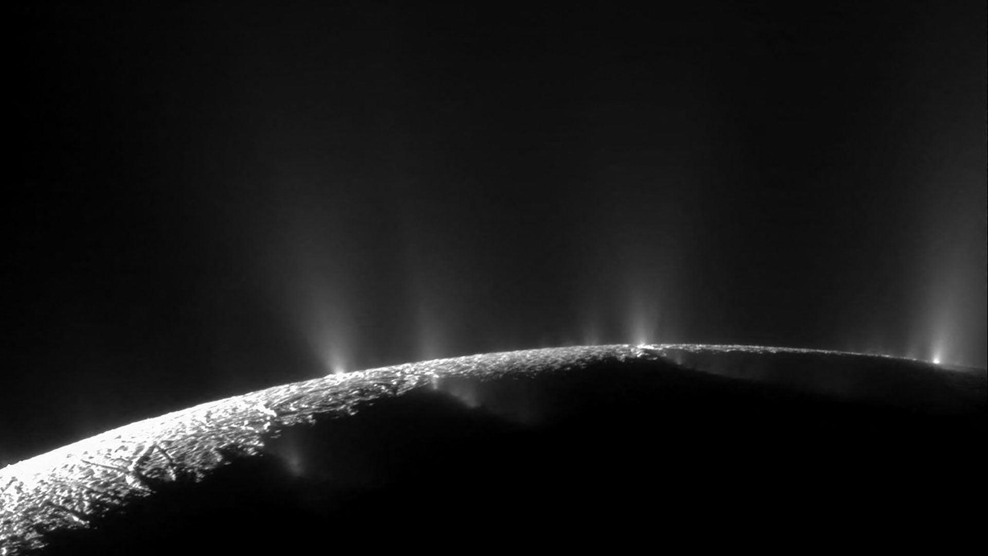 Lunas como Encelado emiten chorros de agua hacia su atmósfera (AFP)