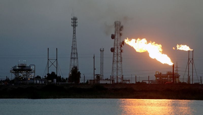 Una vista del campo petrolero Nahr Bin Umar, al norte de Basora, Irak (Reuters)