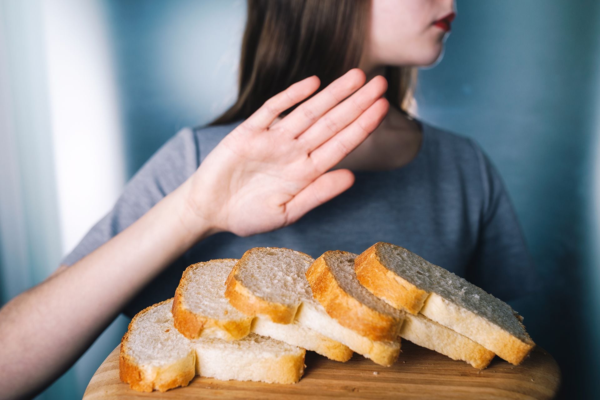 Mujer evitando el pan