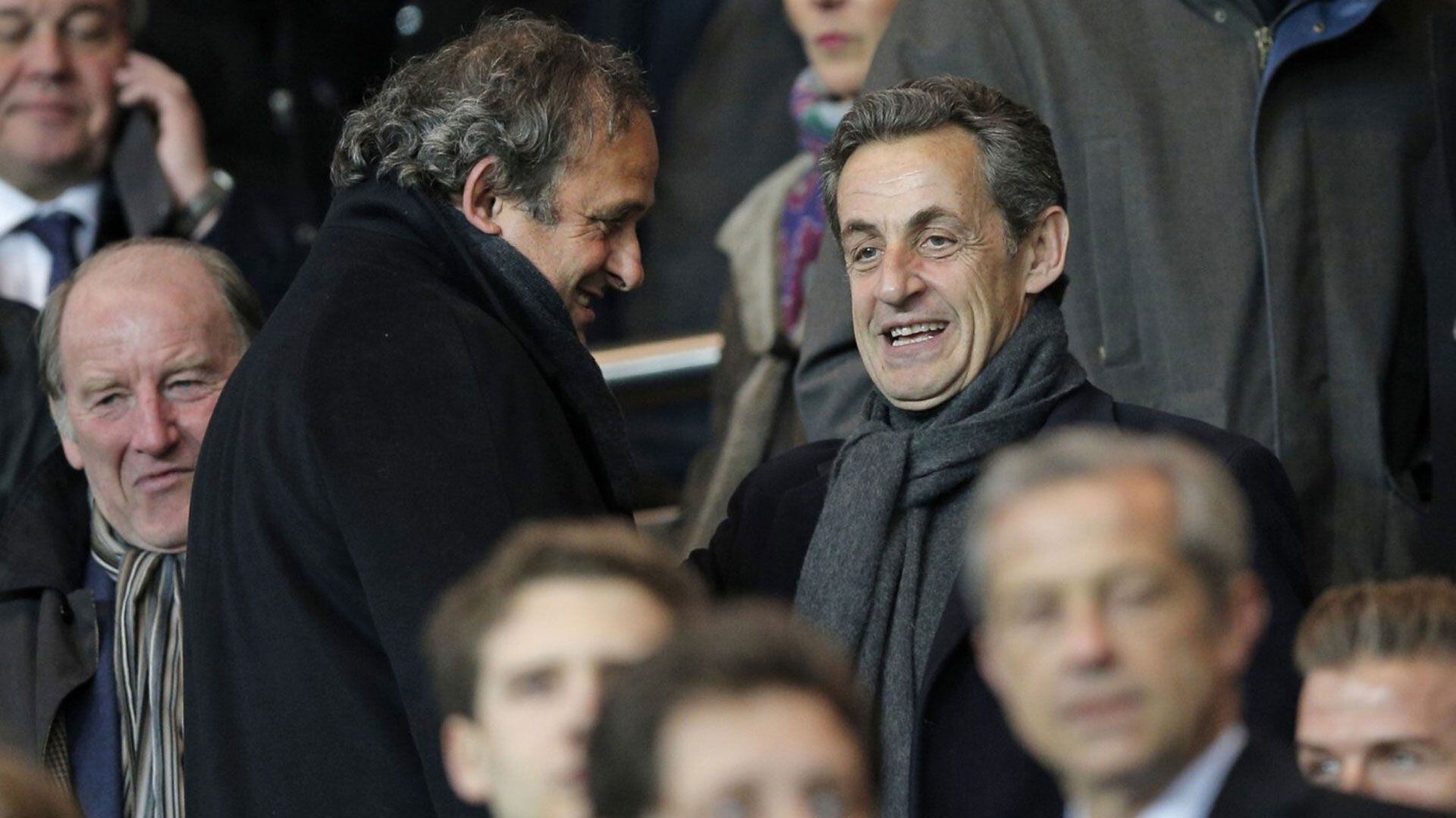 El ex presidente de la UEFA Michele Platini junto al ex mandatario de Francia Nicolas Sarkozy (AFP)