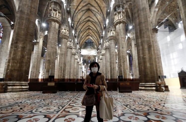 Un turista visita la catedral del Duomo de Milán, ya que se reabrió al público por primera vez desde el brote de coronavirus en el norte de Italia, en Milán, Italia, el 2 de marzo de 2020. REUTERS/Yara Nardi