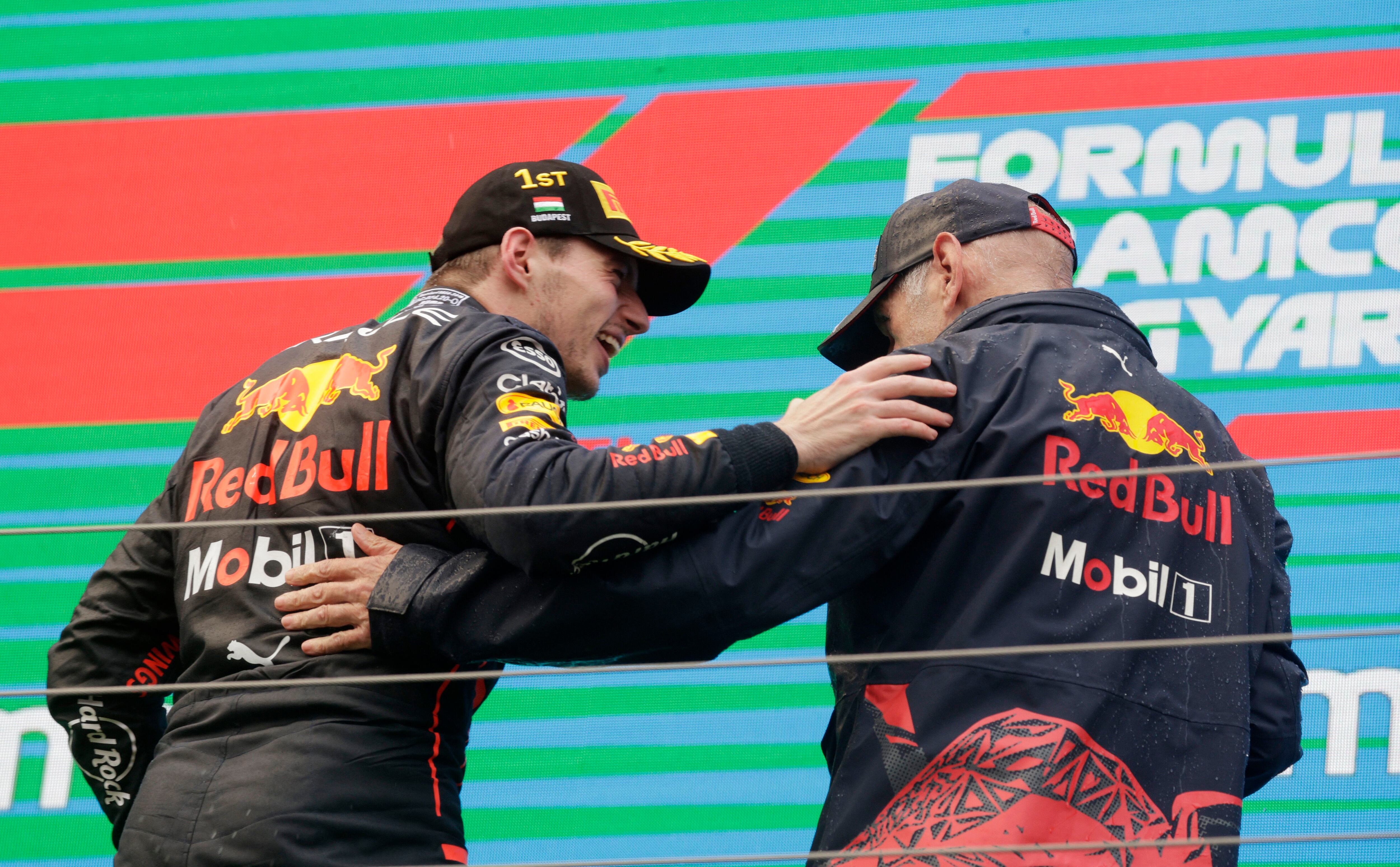 Max Verstappen celebra en el podio con Adrian Newey (REUTERS/Lisa Leutner)