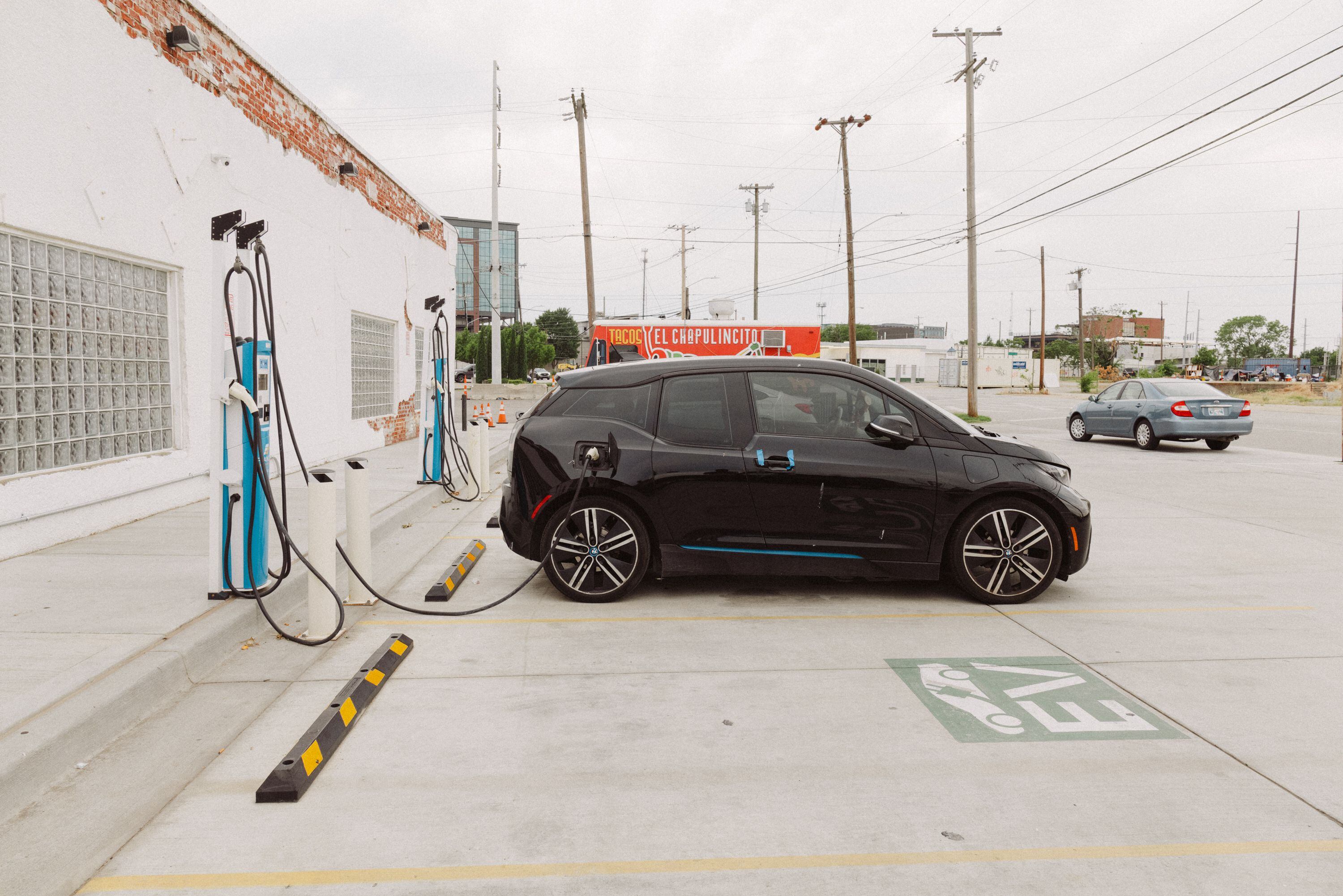 Cargadores de vehículos eléctricos fabricados por Francis Energy, un fabricante de estaciones de rápido crecimiento, en Tulsa