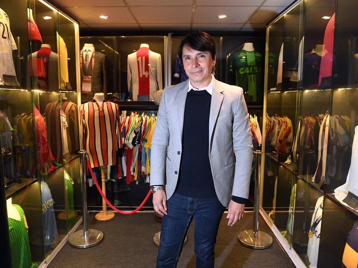La fantástica historia del argentino que posee la colección de camisetas fútbol grande del mundo - Infobae