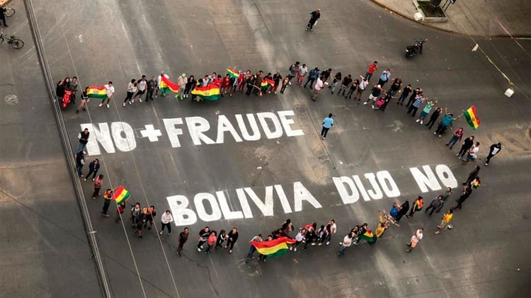 Miles de personas participaron de una concentración en la plaza 14 de Septiembre, en la ciudad de Cochabamba, en el marco del quinto día de conflictos por el polémico conteo de votos en Bolivia