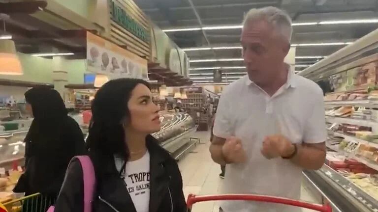 Lali Espósito en un supermercado en Qatar con Marley