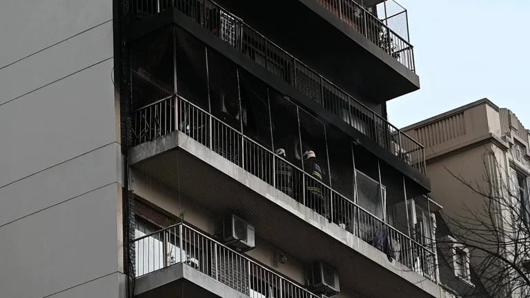 Dos mujeres y tres niños murieron el jueves a causa de un incendio que se desató en la madrugada en un edificio de la capital argentina, Buenos Aires