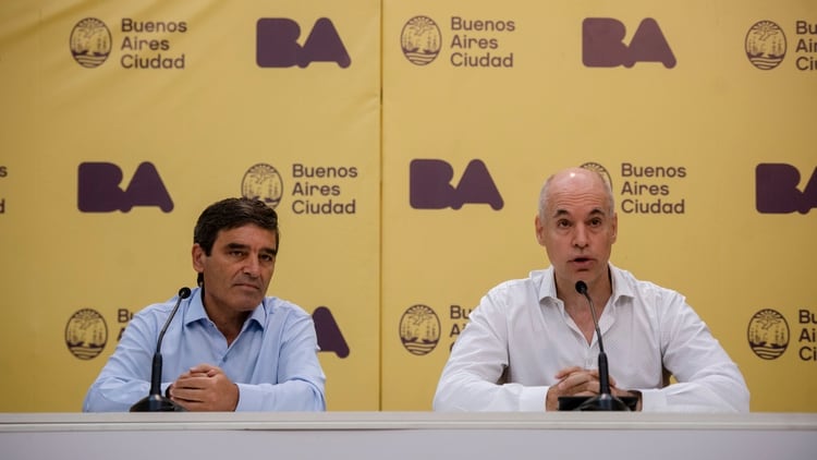 El jefe de Gobierno porteño, Horacio Rodríguez Larreta (der), y el ministro de Salud, Fernán Quirós (izq), encabezaron la conferencia donde se anunció la cancelación de los espectáculos masivos (Adrian Escandar)