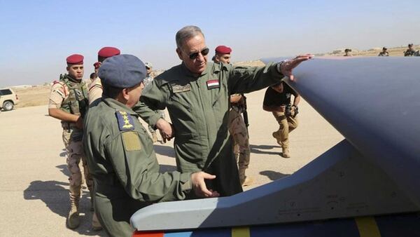 El ministro de Defensa de Irak, Khaled al Obeidi, inspecciona un drone de fabricaciÃ³n china usado por la fuerza aÃ©rea iraquÃ­ en su lucha contra el ISIS (AP)
