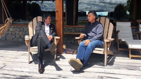 El presidente Macri junto a Prat-Gay en Villa La Angostura luego de la renuncia del ex ministro de Hacienda y Finanzas