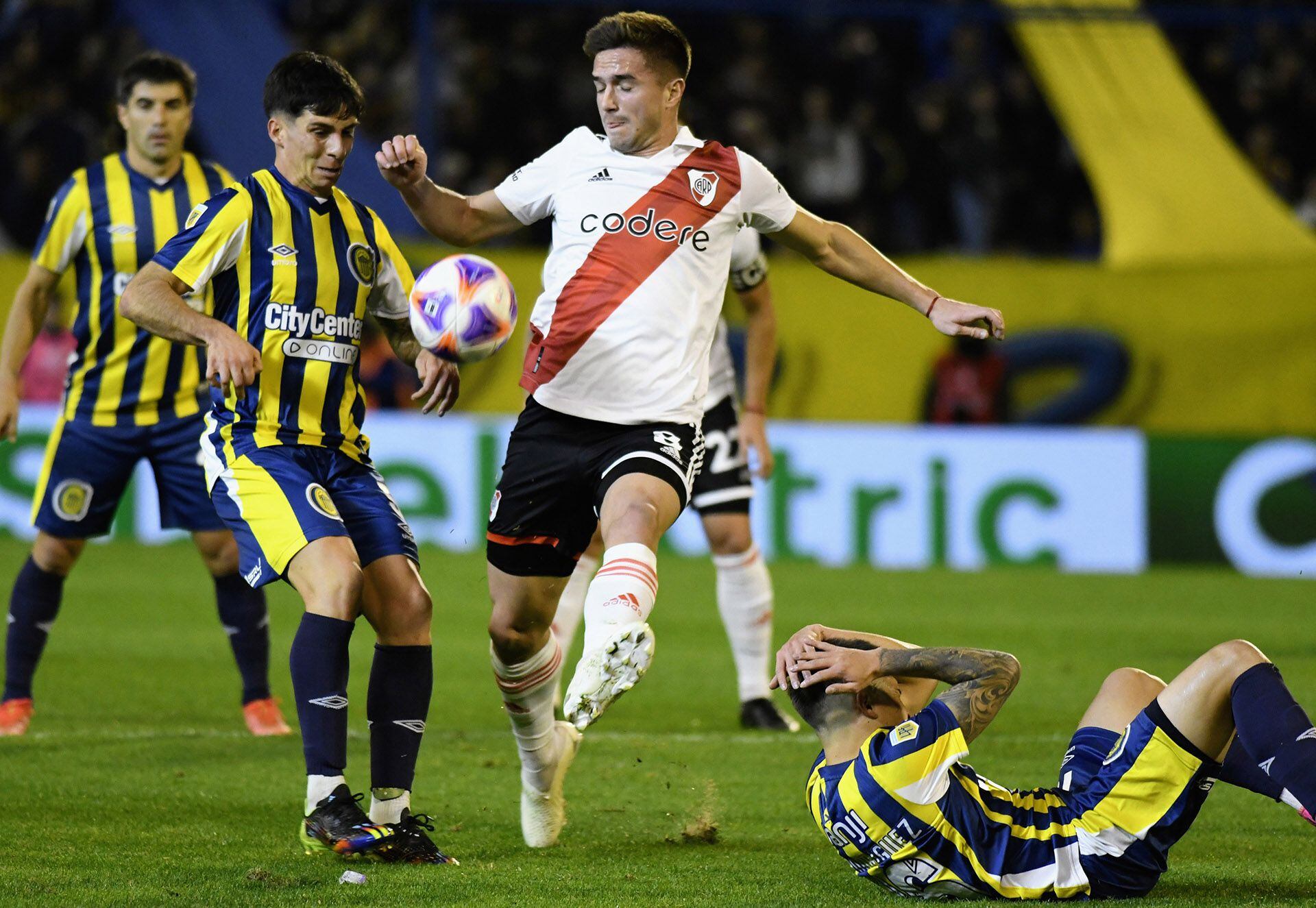 Agustín Palavecino intenta superar la marca. El campeón River visita el Gigante de Arroyito (Juan José García)