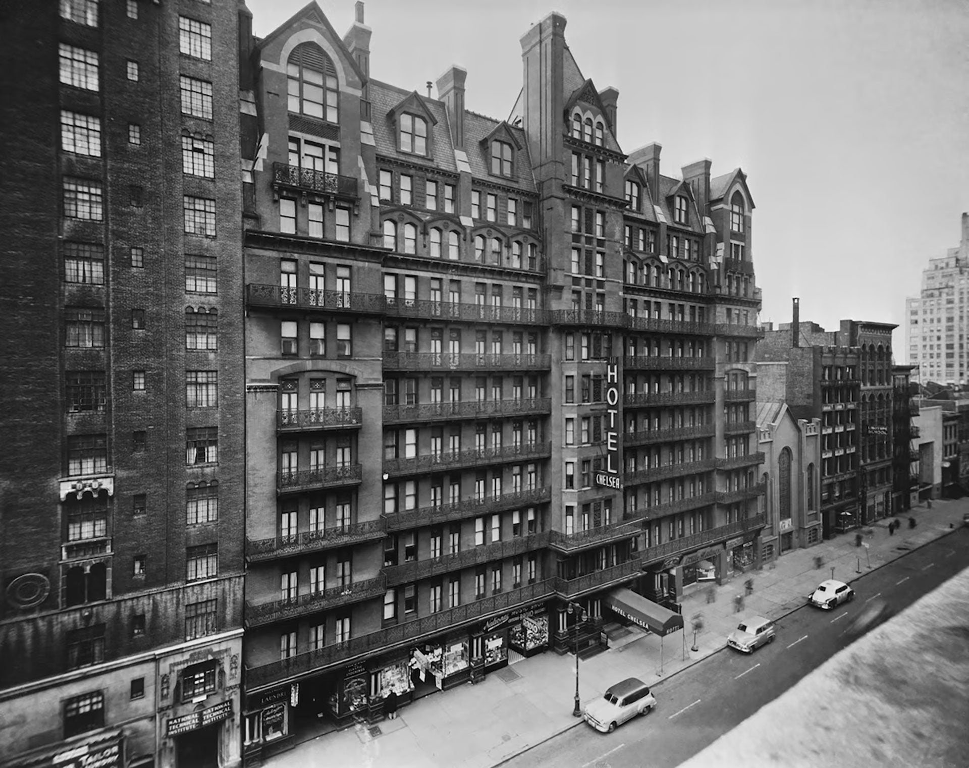 El mítico Chelsea Hotel de Nueva York, en el que se hospedaron escritores como W.E.B. Du Bois, Mark Twain y Sherwood Anderson. (Bettmann Archive-Getty Images)