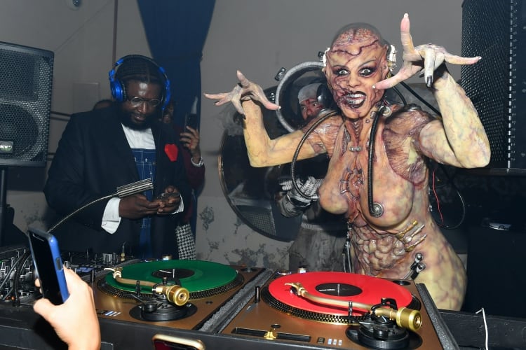 Heidi Klum tuvo tiempo de divertirse como DJ. Sólo los ojos permitían ver algún rasgo reconocible de la modelo alemana (AFP)