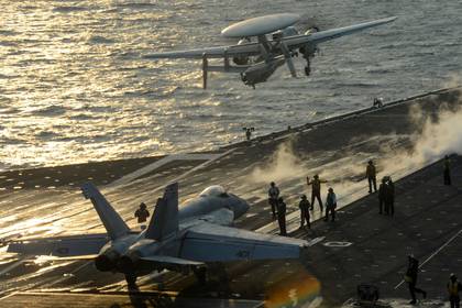 Un informe advirtió que puede ser solo cuestión de tiempo antes de que uno de los F / A-18 tenga una colisión en el aire con un UAS no identificado. En la foto un avión ”An F/A-18E Super Hornet despega del portaviones USS Harry S. Truman mientras un E-2D Hawkeye aterriza  (Marina de EEUU/ Isaac Esposito vía Reuters)