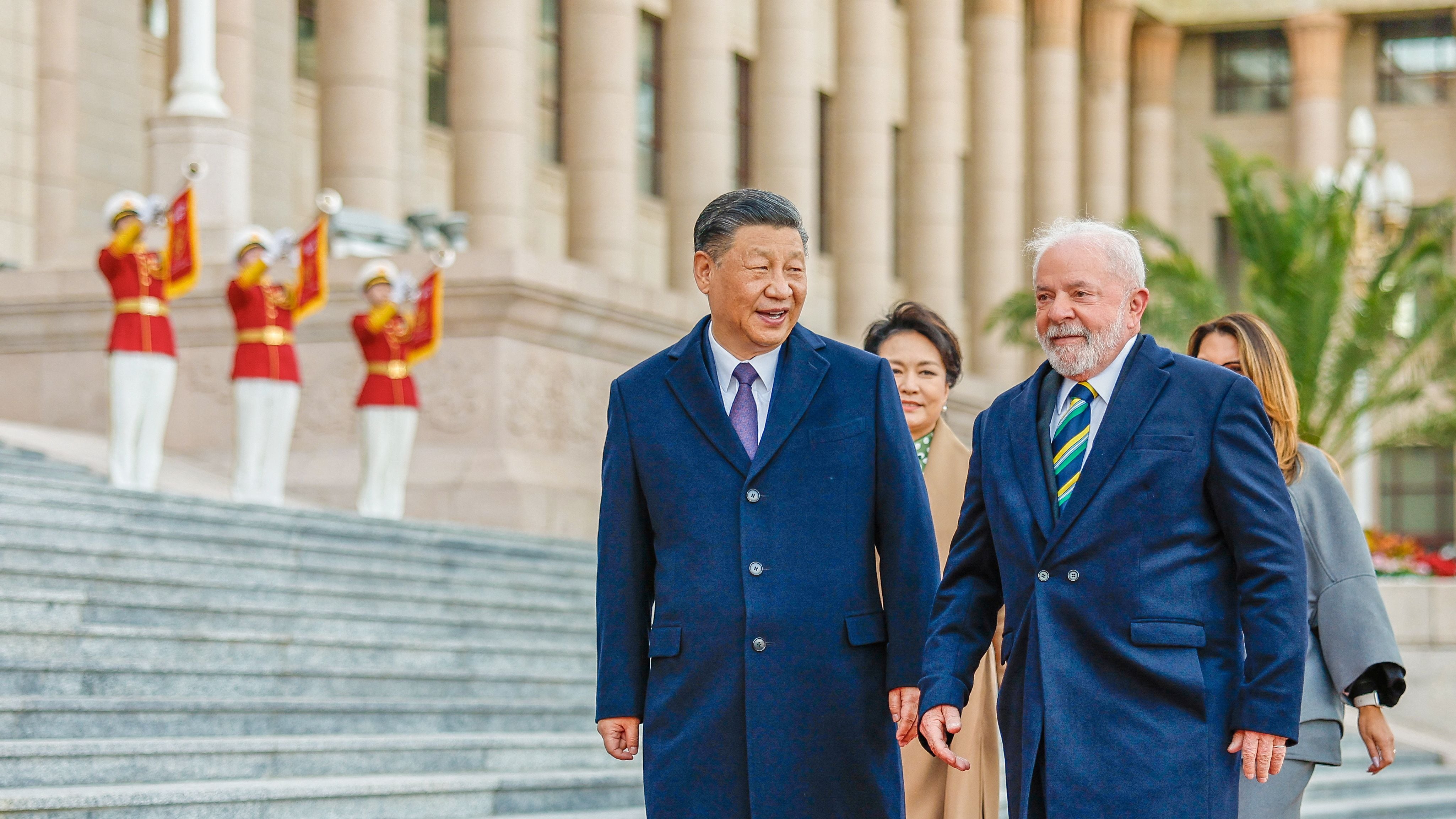 El presidente de Brasil, Luiz Inácio Lula da Silva, y el presidente de China, Xi Jinping, asisten a una ceremonia de bienvenida en el Gran Salón del Pueblo en Beijing (Reuters)